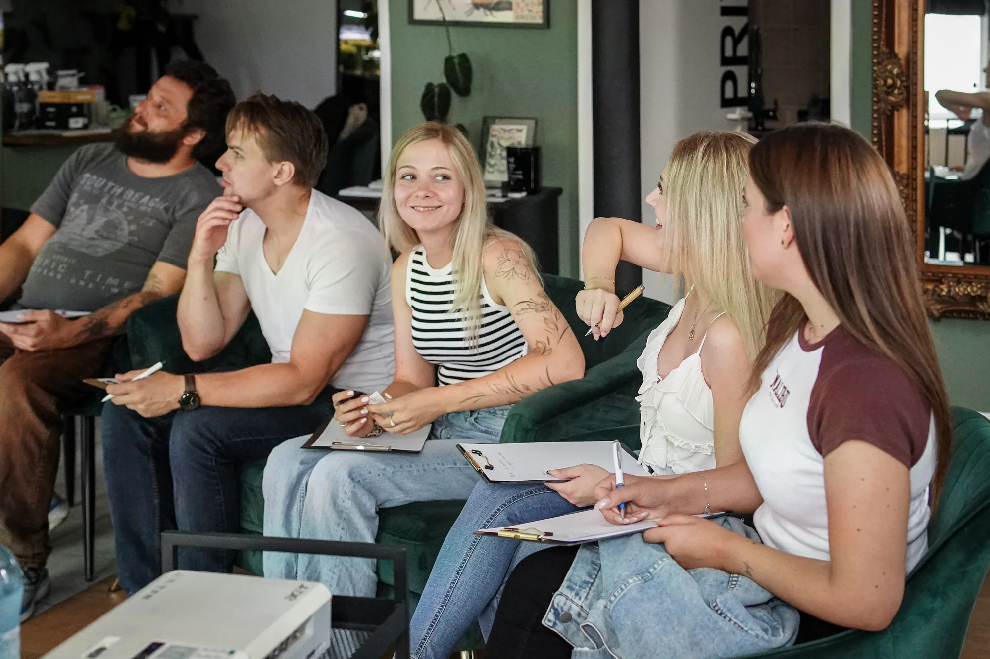 Praxisraum der Art of Ink Academy, in dem professionell tätowiert wird